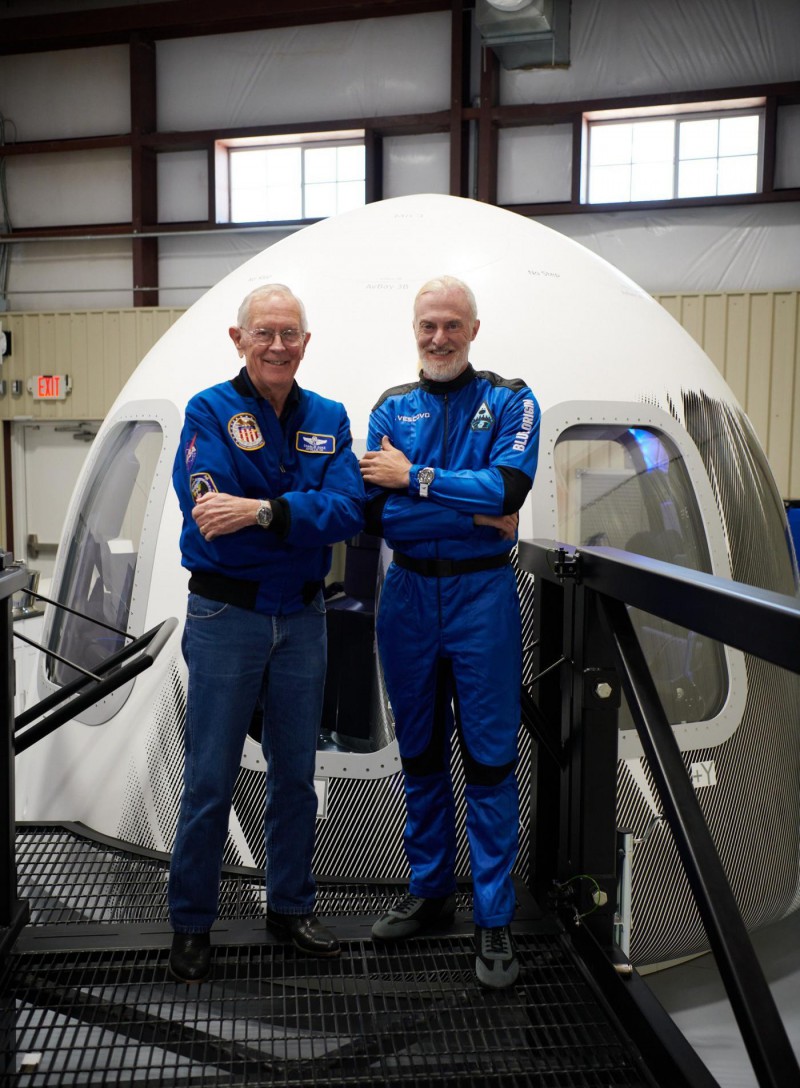 两代欧米茄探索者 见证历史性的太空任务